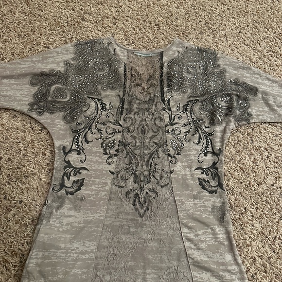 Maurice’s 3/4 sleeved v-neck shirt in gray and black. Size medium. - Picture 2 of 3